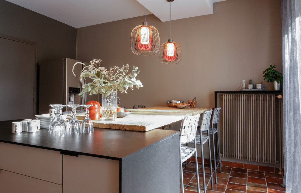 Kitchen - contemporary kitchen idea in Montpellier