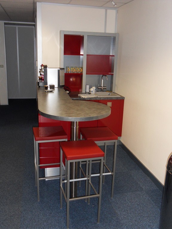 На фото: маленькая угловая кухня в стиле модернизм с обеденным столом, одинарной мойкой, плоскими фасадами, красными фасадами, ковровым покрытием и полуостровом для на участке и в саду с