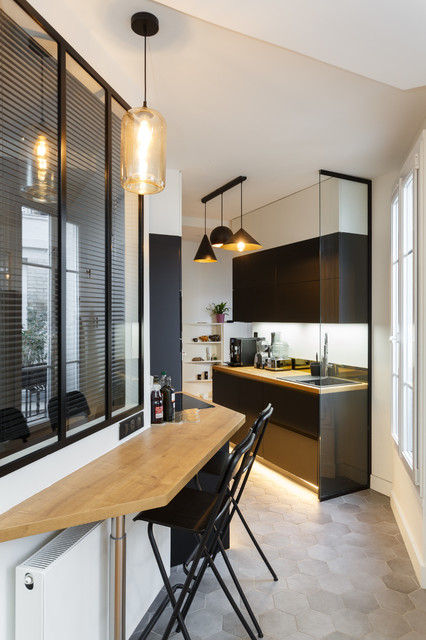 Aménager un coin repas dans une cuisine en longueur - Modern - Kitchen -  Paris - by QUALIRENOVATION | Houzz IE