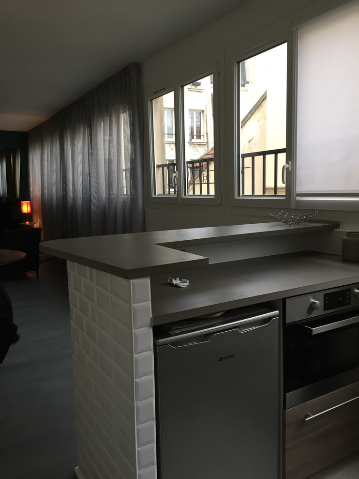 パリにあるお手頃価格の小さなエクレクティックスタイルのおしゃれなキッチン (アンダーカウンターシンク、濃色木目調キャビネット、木材カウンター、白いキッチンパネル、セラミックタイルのキッチンパネル、パネルと同色の調理設備、セラミックタイルの床、白い床、グレーのキッチンカウンター) の写真