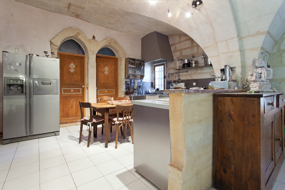 モンペリエにある地中海スタイルのおしゃれなキッチンの写真