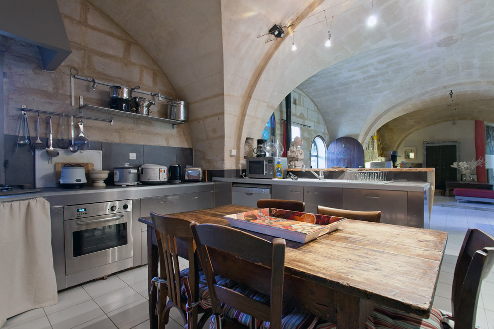 モンペリエにある地中海スタイルのおしゃれなキッチンの写真