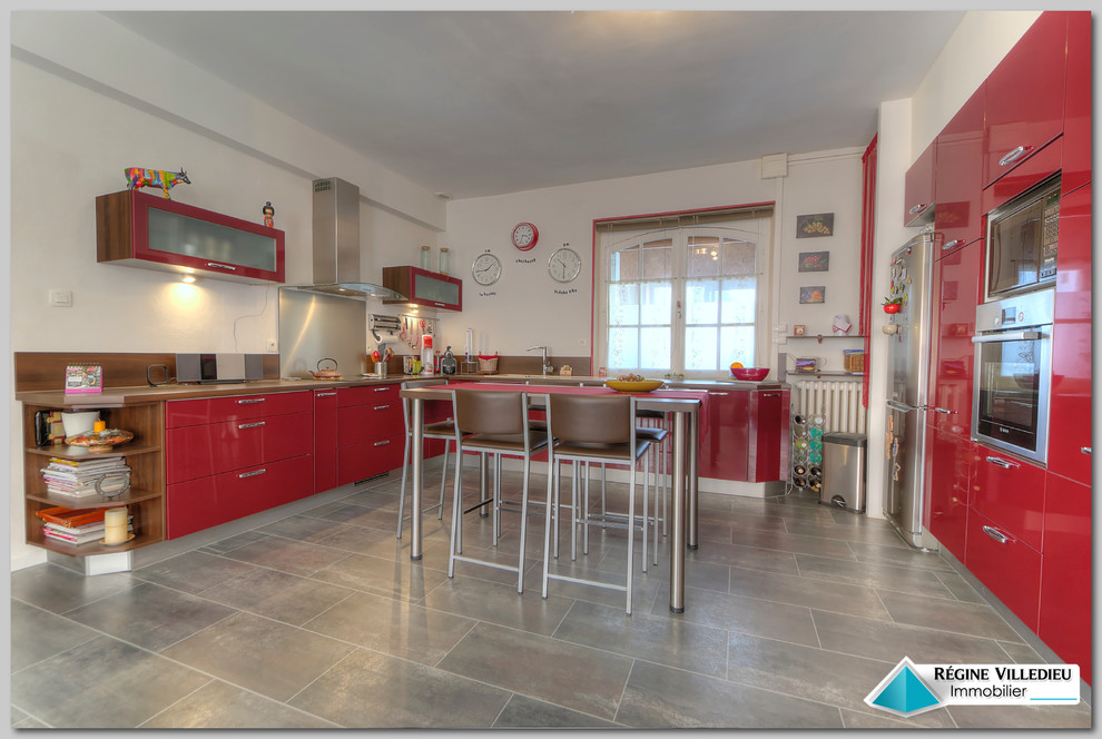 Example of a trendy kitchen design in Le Havre