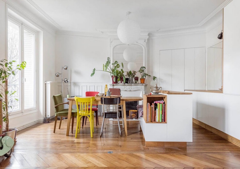 パリにある高級な中くらいなエクレクティックスタイルのおしゃれなキッチン (アンダーカウンターシンク、インセット扉のキャビネット、白いキャビネット、木材カウンター、白いキッチンパネル、パネルと同色の調理設備、淡色無垢フローリング) の写真