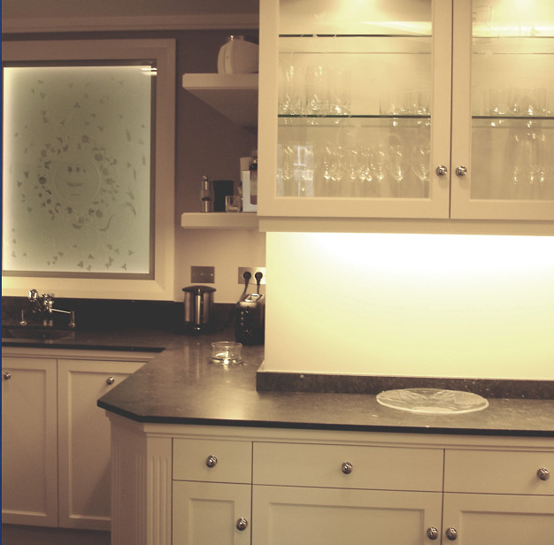 Esempio di una cucina chic con lavello sottopiano, ante con riquadro incassato, ante bianche, top in marmo, paraspruzzi in marmo, elettrodomestici da incasso, pavimento in marmo e pavimento grigio