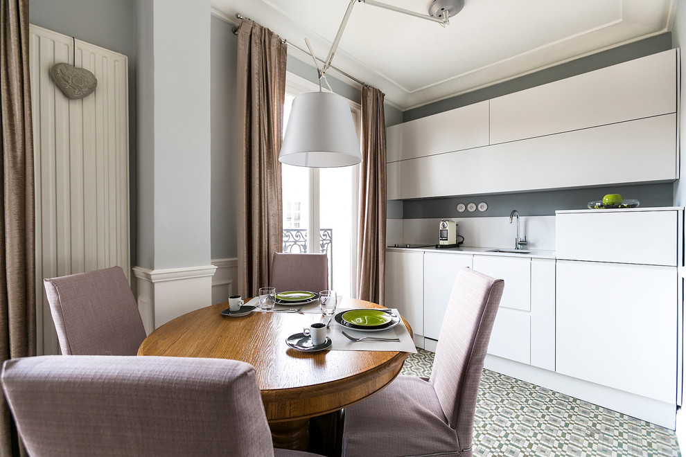 Foto de cocina comedor lineal contemporánea sin isla con puertas de armario blancas, salpicadero blanco y armarios con paneles lisos