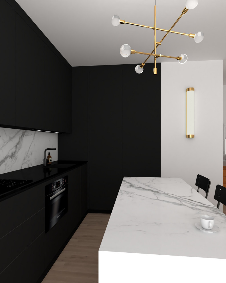 Inspiration för mellanstora moderna svart kök, med en integrerad diskho, svarta skåp, marmorbänkskiva, stänkskydd i marmor, integrerade vitvaror, ljust trägolv och en köksö