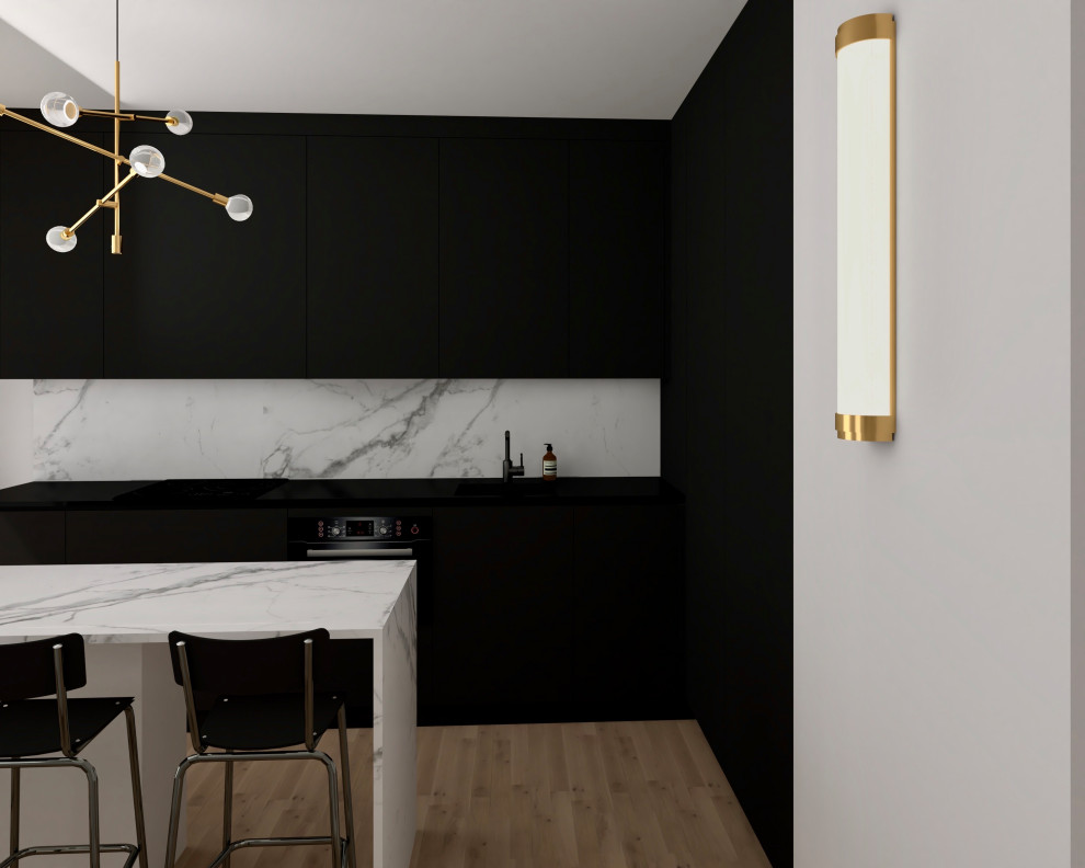 Immagine di una cucina minimal di medie dimensioni con lavello integrato, ante nere, top in marmo, paraspruzzi in marmo, elettrodomestici da incasso, parquet chiaro e top nero