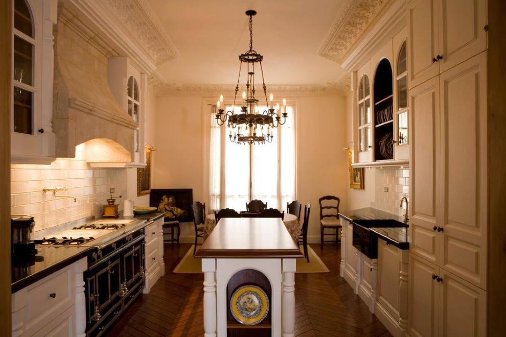 Свежая идея для дизайна: большая параллельная кухня в стиле неоклассика (современная классика) с обеденным столом и островом - отличное фото интерьера