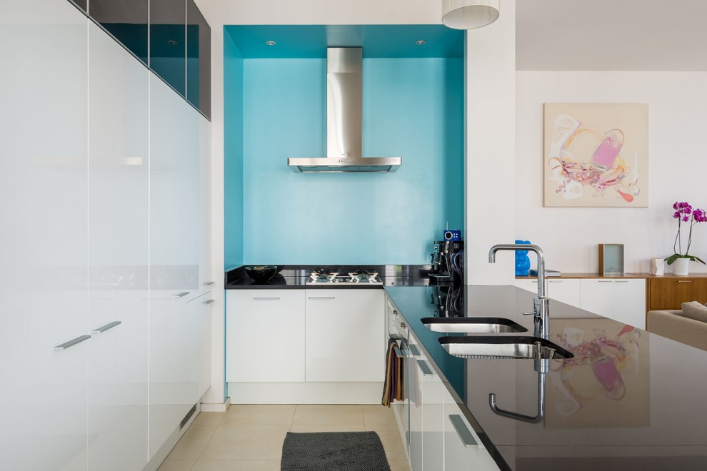 Идея дизайна: п-образная кухня-гостиная среднего размера в современном стиле с двойной мойкой, плоскими фасадами, белыми фасадами и полуостровом