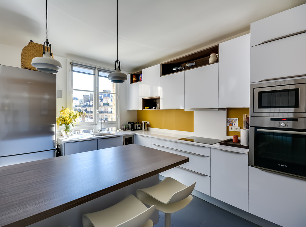 Moderne Küche mit Küchenrückwand in Gelb in Paris