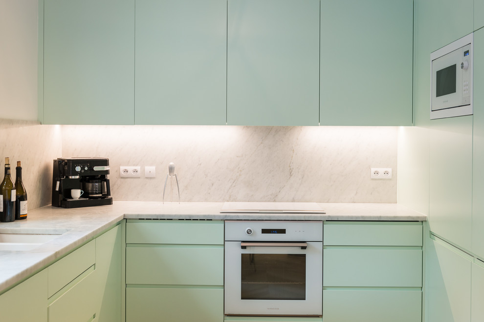 Esempio di una cucina scandinava di medie dimensioni con lavello integrato, ante verdi, top in marmo, paraspruzzi bianco, paraspruzzi in marmo, elettrodomestici bianchi, parquet chiaro e pavimento beige