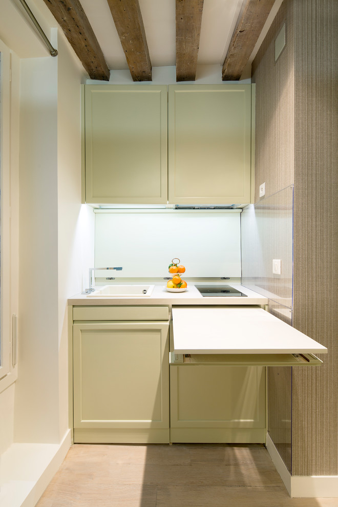 Bild på ett litet funkis beige linjärt beige kök och matrum, med en integrerad diskho, luckor med profilerade fronter, gröna skåp, laminatbänkskiva, beige stänkskydd, integrerade vitvaror, ljust trägolv och beiget golv