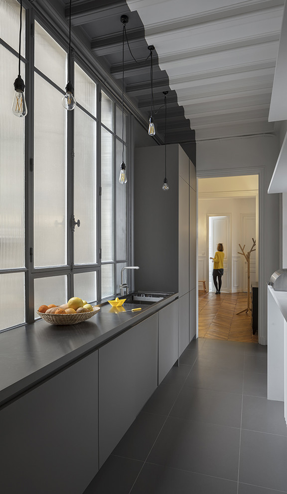 Example of a transitional kitchen design in Paris