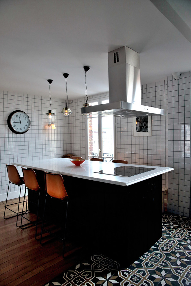Inredning av ett modernt mellanstort linjärt kök och matrum, med svarta skåp och en köksö