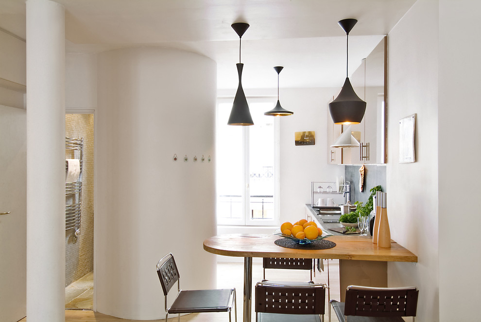 Источник вдохновения для домашнего уюта: угловая кухня среднего размера в современном стиле с обеденным столом, светлым паркетным полом и полуостровом