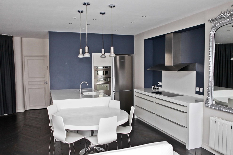 Zweizeilige, Mittelgroße Moderne Wohnküche mit weißen Schränken und Kücheninsel in Paris