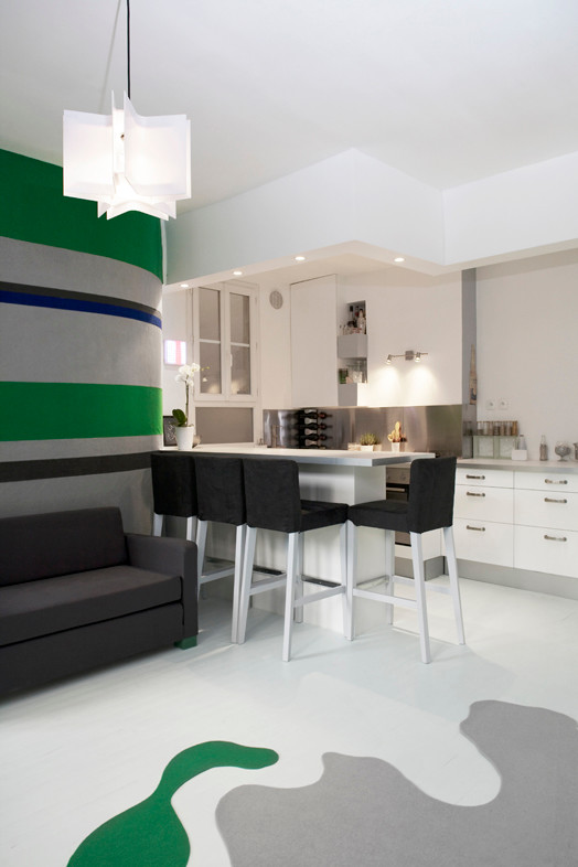 Design ideas for a medium sized contemporary u-shaped open plan kitchen in Paris.
