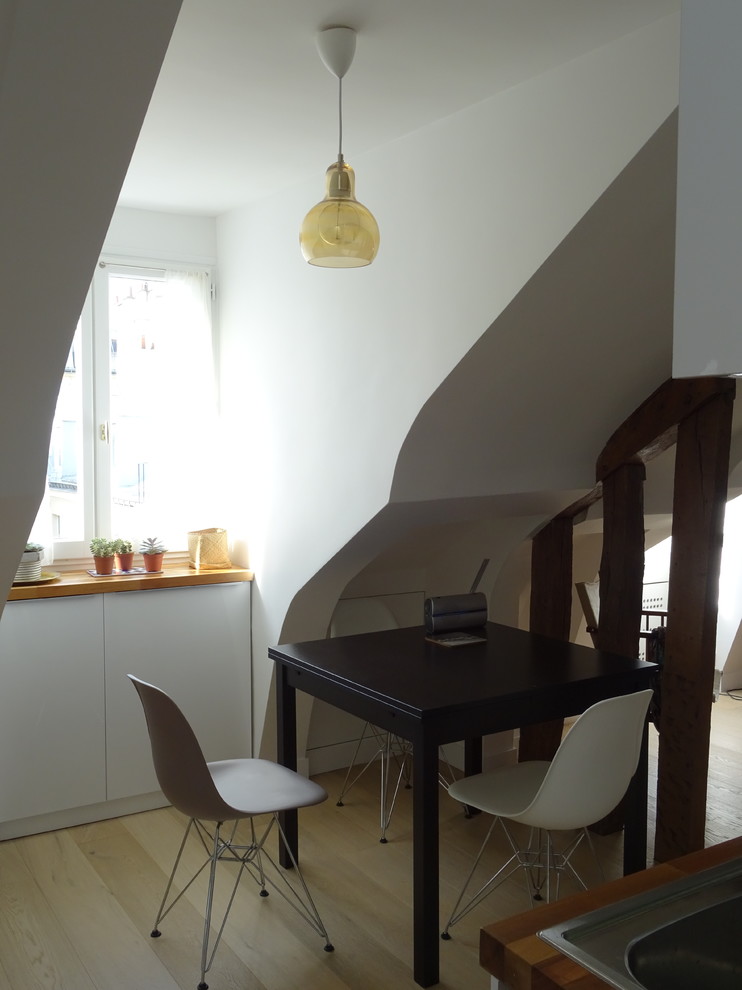 Open concept kitchen - small contemporary open concept kitchen idea in Paris