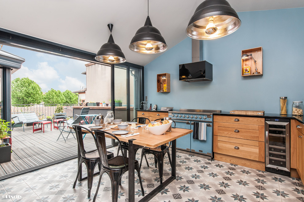 Große Moderne Wohnküche ohne Insel in L-Form mit hellbraunen Holzschränken in Toulouse