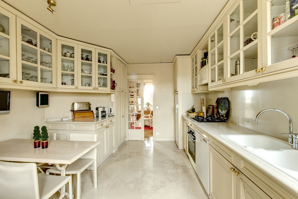 Exemple d'une grande cuisine parallèle chic fermée avec un évier 2 bacs, un placard avec porte à panneau encastré, des portes de placard blanches et aucun îlot.
