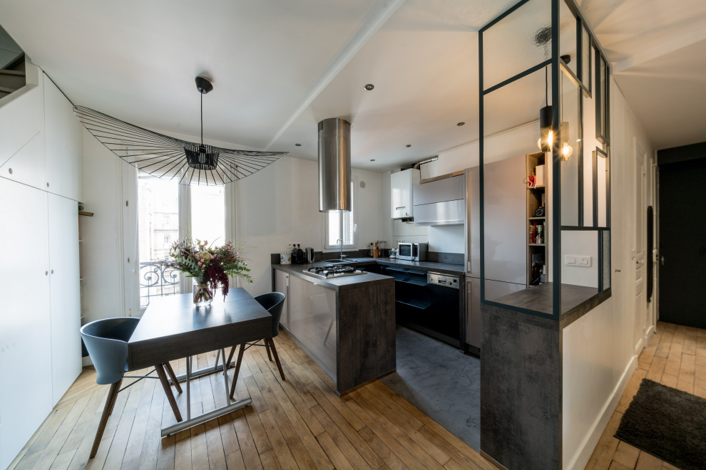 Свежая идея для дизайна: п-образная кухня-гостиная среднего размера в современном стиле с бетонным полом, островом, серым полом и серой столешницей - отличное фото интерьера