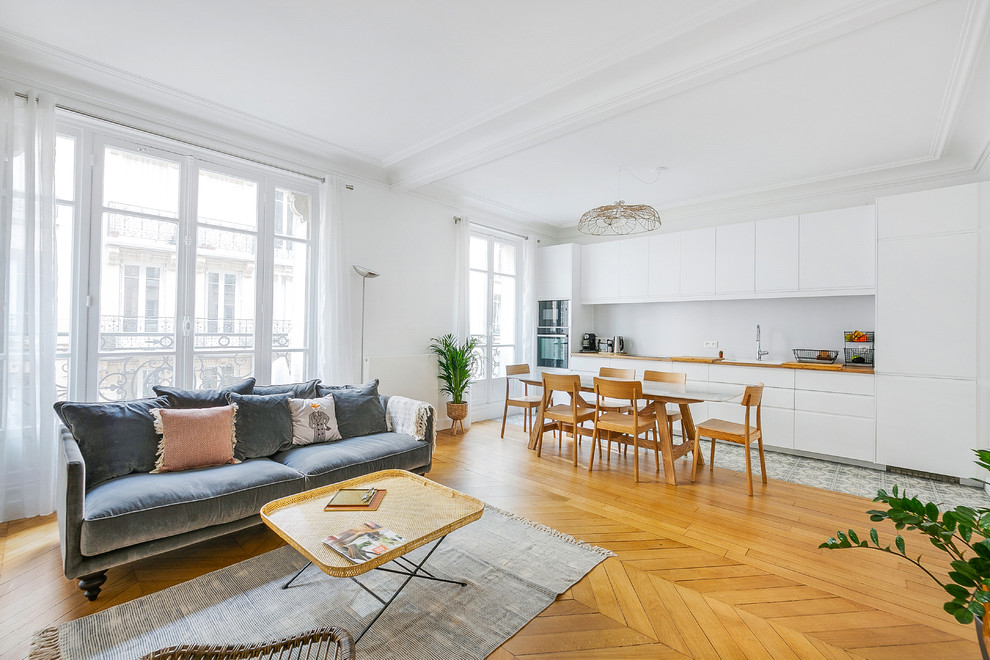 パリにある高級な広い北欧スタイルのおしゃれなキッチン (ドロップインシンク、白いキャビネット、木材カウンター、白いキッチンパネル、メタルタイルのキッチンパネル、セメントタイルの床、アイランドなし) の写真