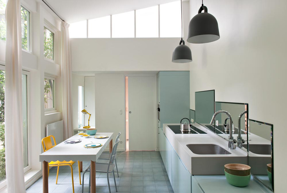 Bild på ett mellanstort funkis linjärt kök och matrum, med blå skåp