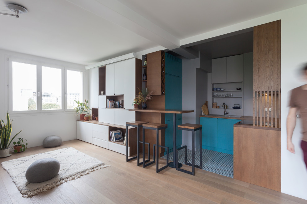 パリにある高級な小さなコンテンポラリースタイルのおしゃれなキッチン (一体型シンク、インセット扉のキャビネット、木材カウンター、グレーのキッチンパネル、パネルと同色の調理設備、セラミックタイルの床、アイランドなし、マルチカラーの床、濃色木目調キャビネット) の写真