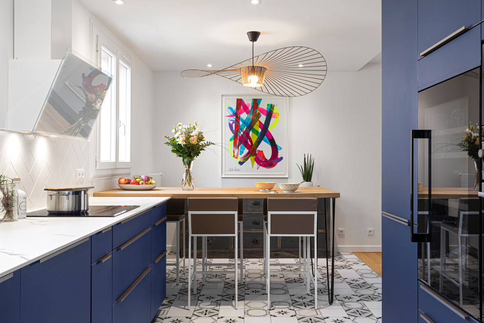 Diseño de cocina comedor actual con armarios con paneles lisos, puertas de armario azules, suelo blanco y encimeras blancas
