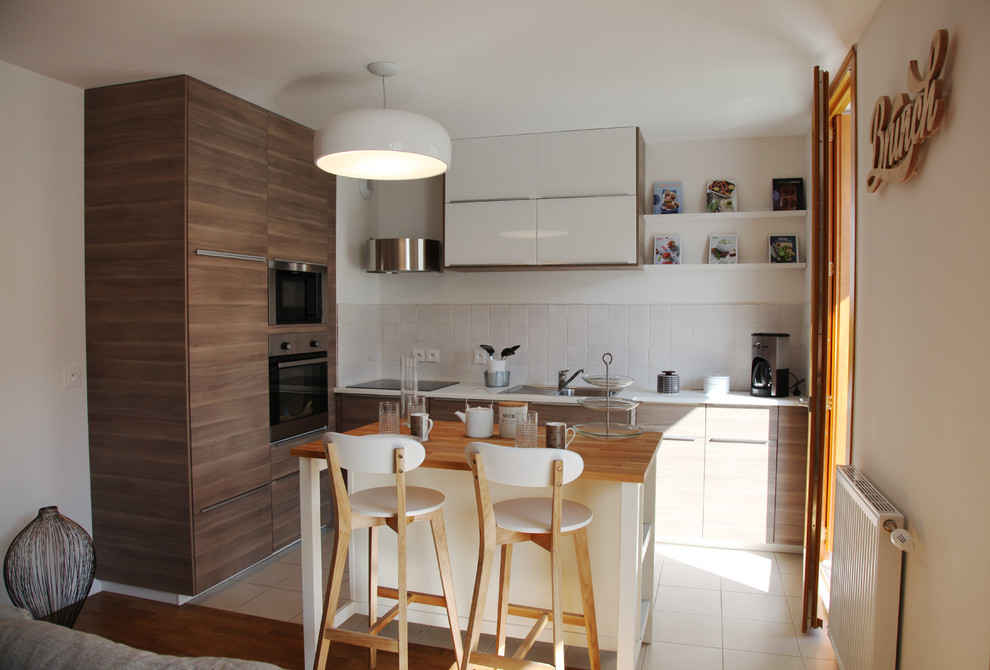 Bild på ett mellanstort funkis kök med öppen planlösning, med en enkel diskho, skåp i mellenmörkt trä, vitt stänkskydd, klinkergolv i keramik och en köksö
