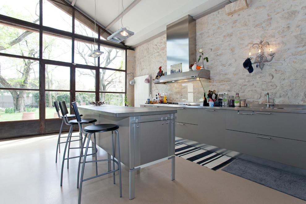 Kitchen - modern kitchen idea in Marseille