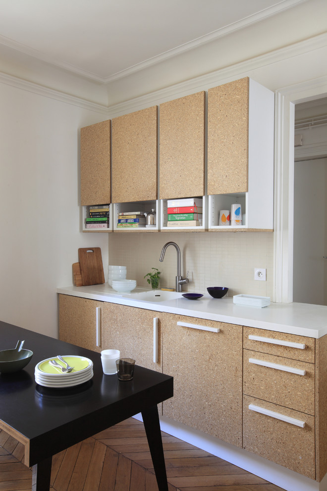 Einzeilige, Kleine Moderne Wohnküche ohne Insel mit braunen Schränken und braunem Holzboden in Paris