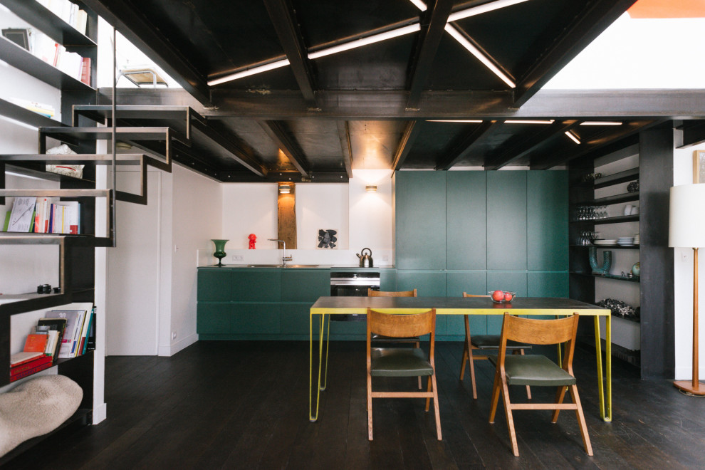 Diseño de cocina urbana abierta con armarios con paneles lisos, puertas de armario verdes, suelo de madera oscura y suelo marrón