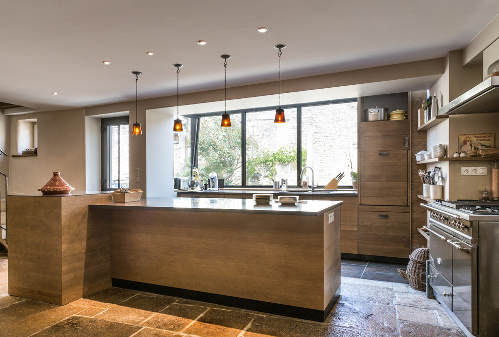 Свежая идея для дизайна: большая параллельная кухня-гостиная в современном стиле с светлыми деревянными фасадами и островом - отличное фото интерьера