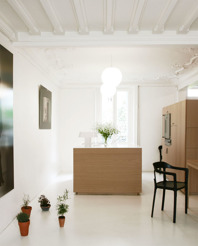 Immagine di una cucina contemporanea di medie dimensioni con ante lisce e ante in legno chiaro