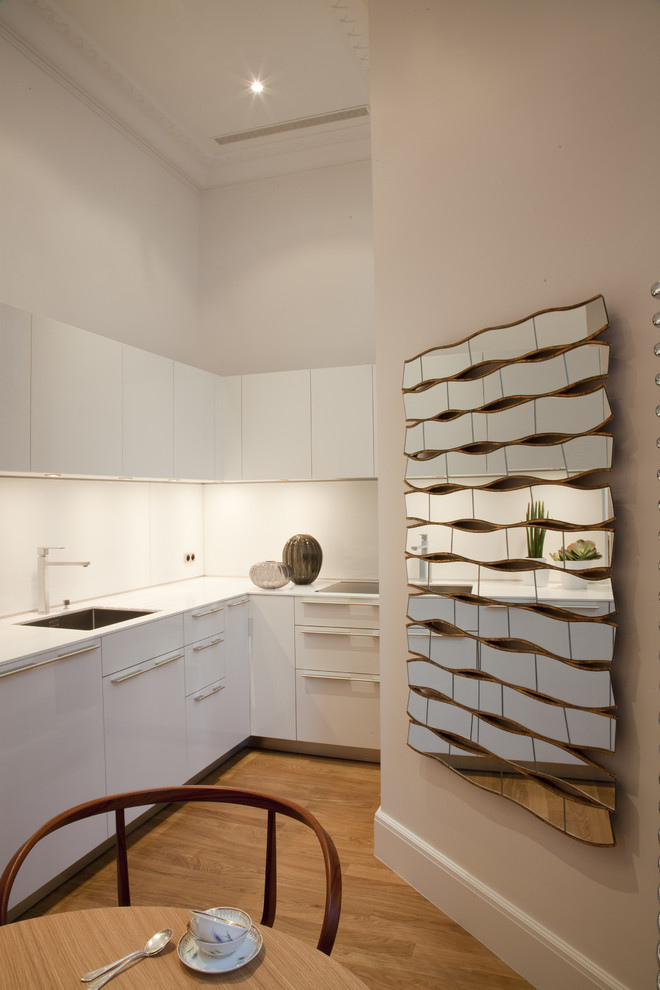 Diseño de cocina contemporánea grande sin isla con puertas de armario blancas