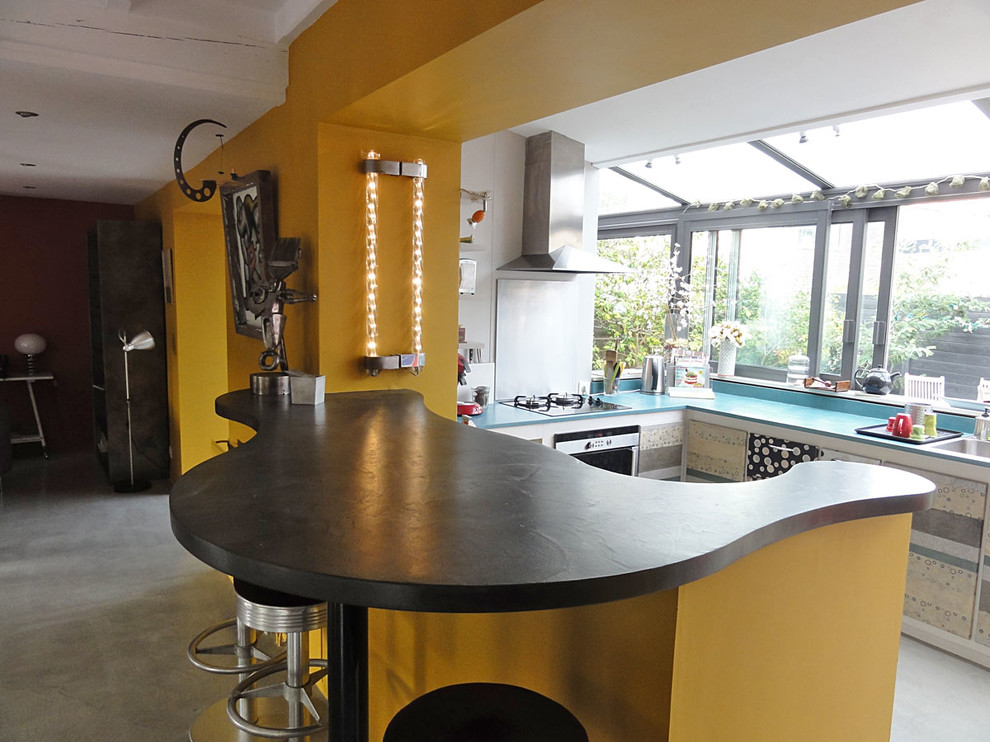 Идея дизайна: п-образная кухня среднего размера в современном стиле с столешницей из бетона, синим фартуком, бетонным полом, обеденным столом, врезной мойкой и серым полом без острова
