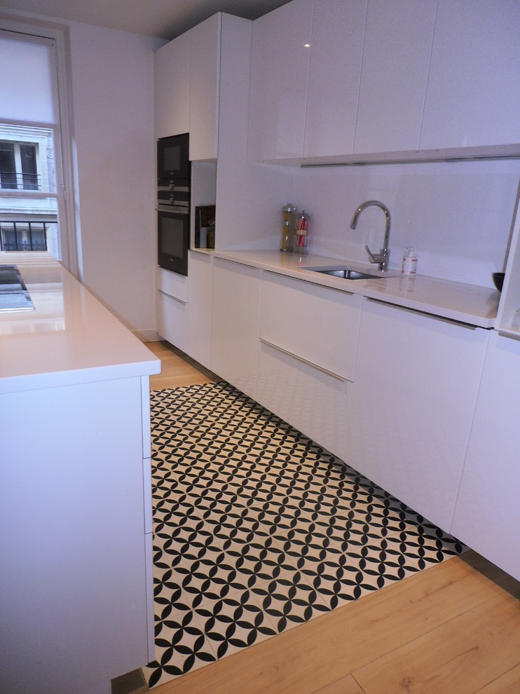 Zweizeilige, Geräumige, Geschlossene Moderne Küche mit Kücheninsel in Paris