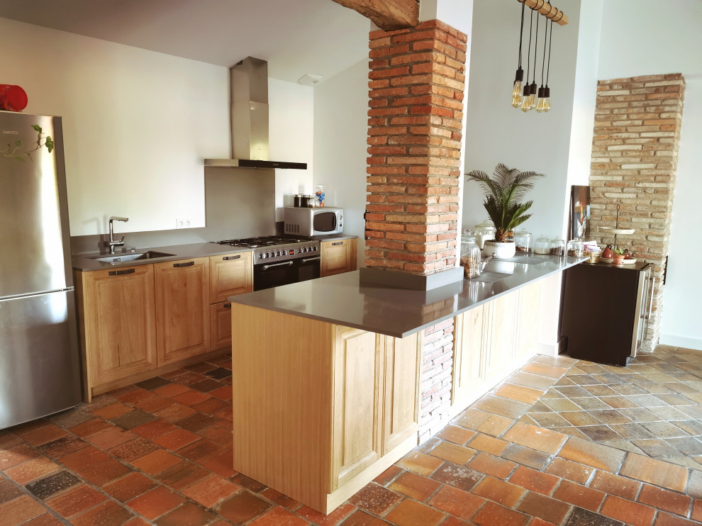 Idéer för att renovera ett mellanstort funkis grå grått kök, med en enkel diskho, luckor med profilerade fronter, bruna skåp, bänkskiva i kvartsit, grått stänkskydd, stänkskydd i stickkakel, integrerade vitvaror, klinkergolv i terrakotta, flera köksöar och orange golv