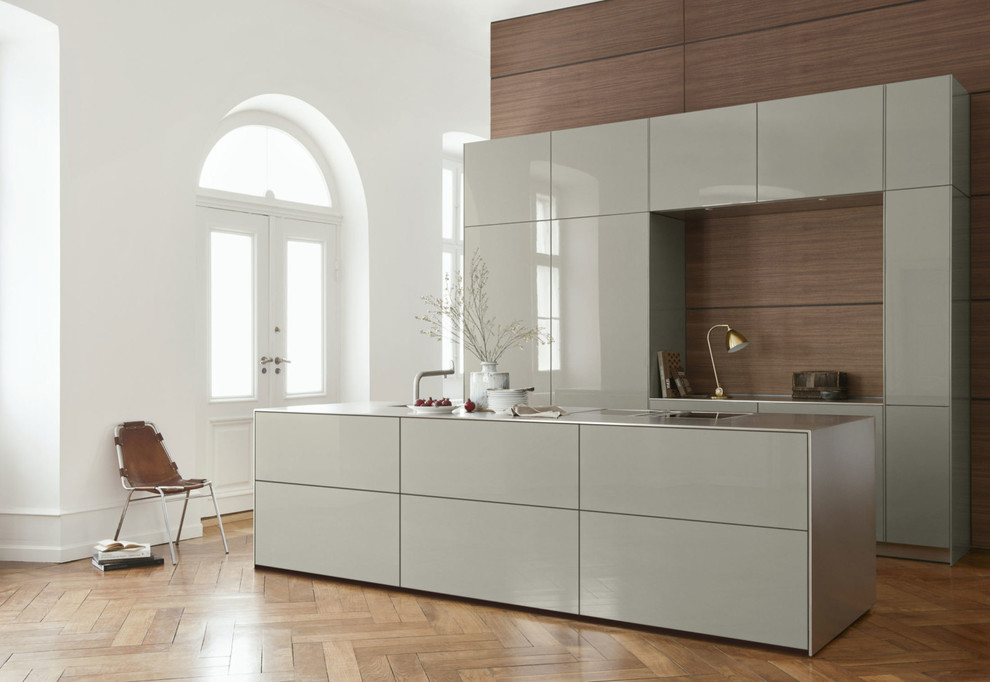 Expansive contemporary kitchen in Lille.