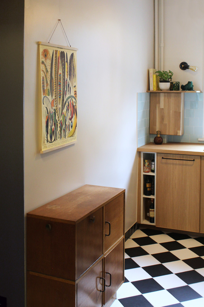Immagine di una piccola cucina design con ante in legno chiaro, top in legno, paraspruzzi blu, paraspruzzi con piastrelle in ceramica e pavimento con piastrelle in ceramica