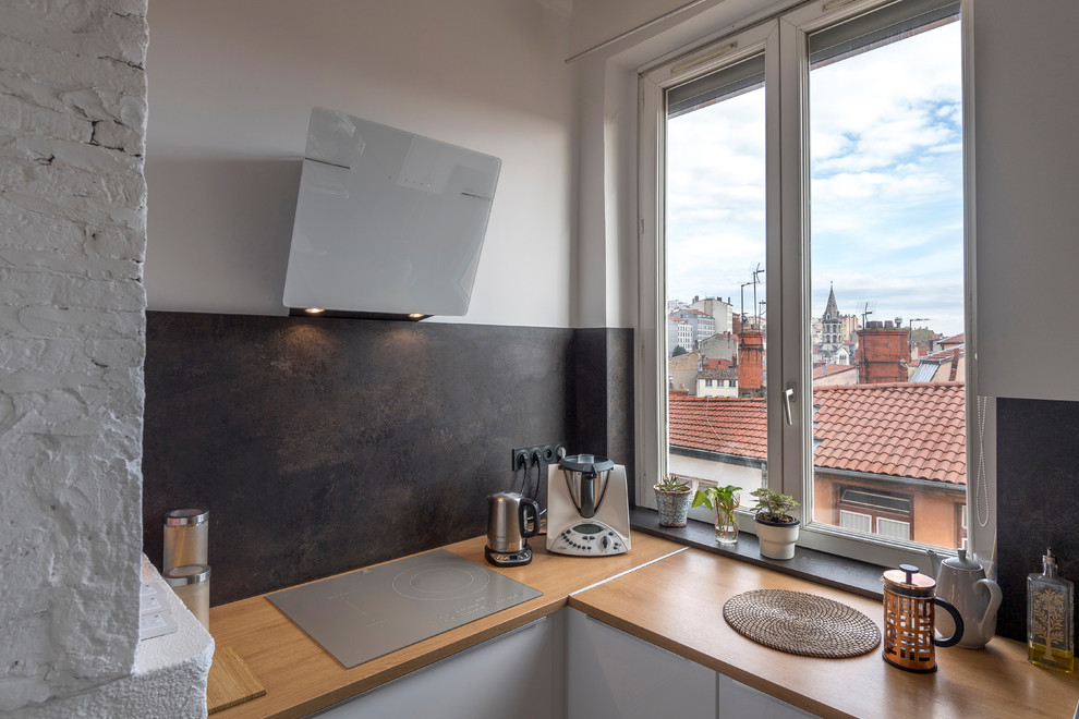 Example of a trendy u-shaped eat-in kitchen design in Lyon with beaded inset cabinets, white cabinets, laminate countertops, gray backsplash and an island