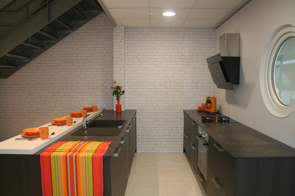 Foto på ett mellanstort funkis kök, med luckor med profilerade fronter, skåp i mellenmörkt trä och en köksö