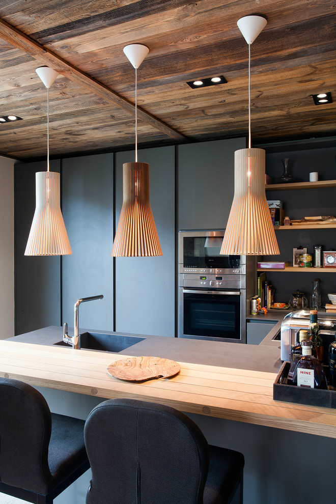 Inspiration for a contemporary kitchen remodel in Lyon