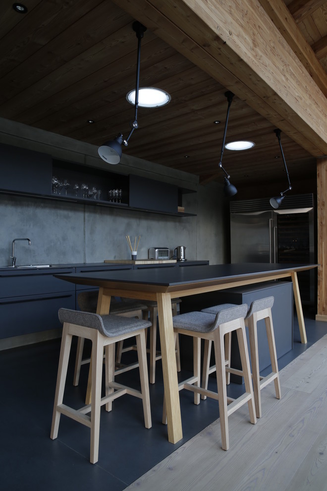 Large contemporary grey and black galley kitchen/diner in Lyon with an island.
