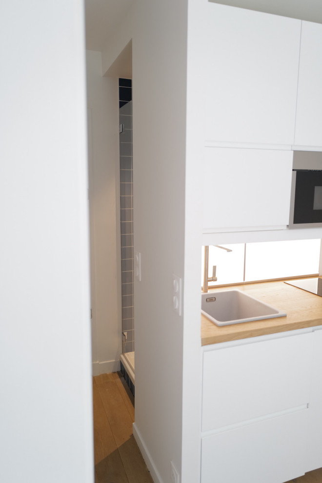 Foto på ett litet funkis linjärt kök med öppen planlösning