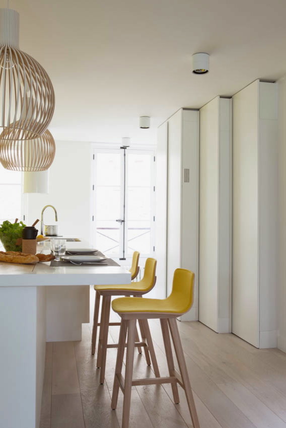 Kitchen - modern kitchen idea in Paris