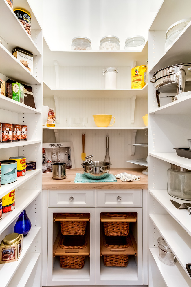 Foto de cocina de estilo de casa de campo con despensa, armarios abiertos, puertas de armario blancas y encimera de madera