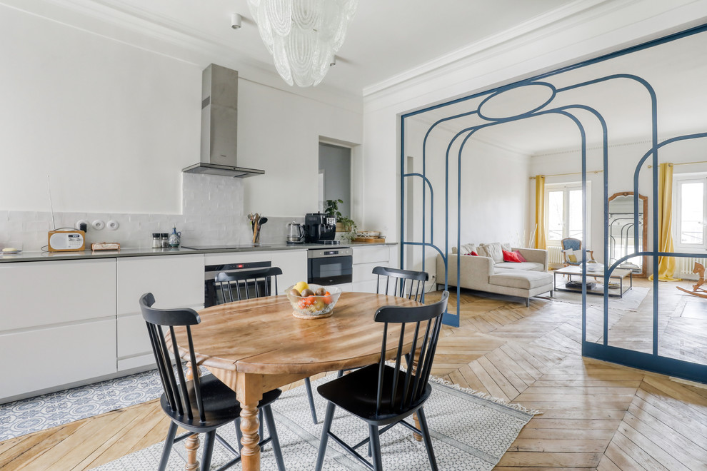 Esempio di una cucina scandinava con ante lisce, ante bianche, paraspruzzi bianco, parquet chiaro, pavimento beige e top grigio
